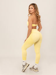 Fit Bunny Delta безшевен спортен екип с омбре ефект в жълт цвят. Бюстие без презрамки и спортен дамски клин.
