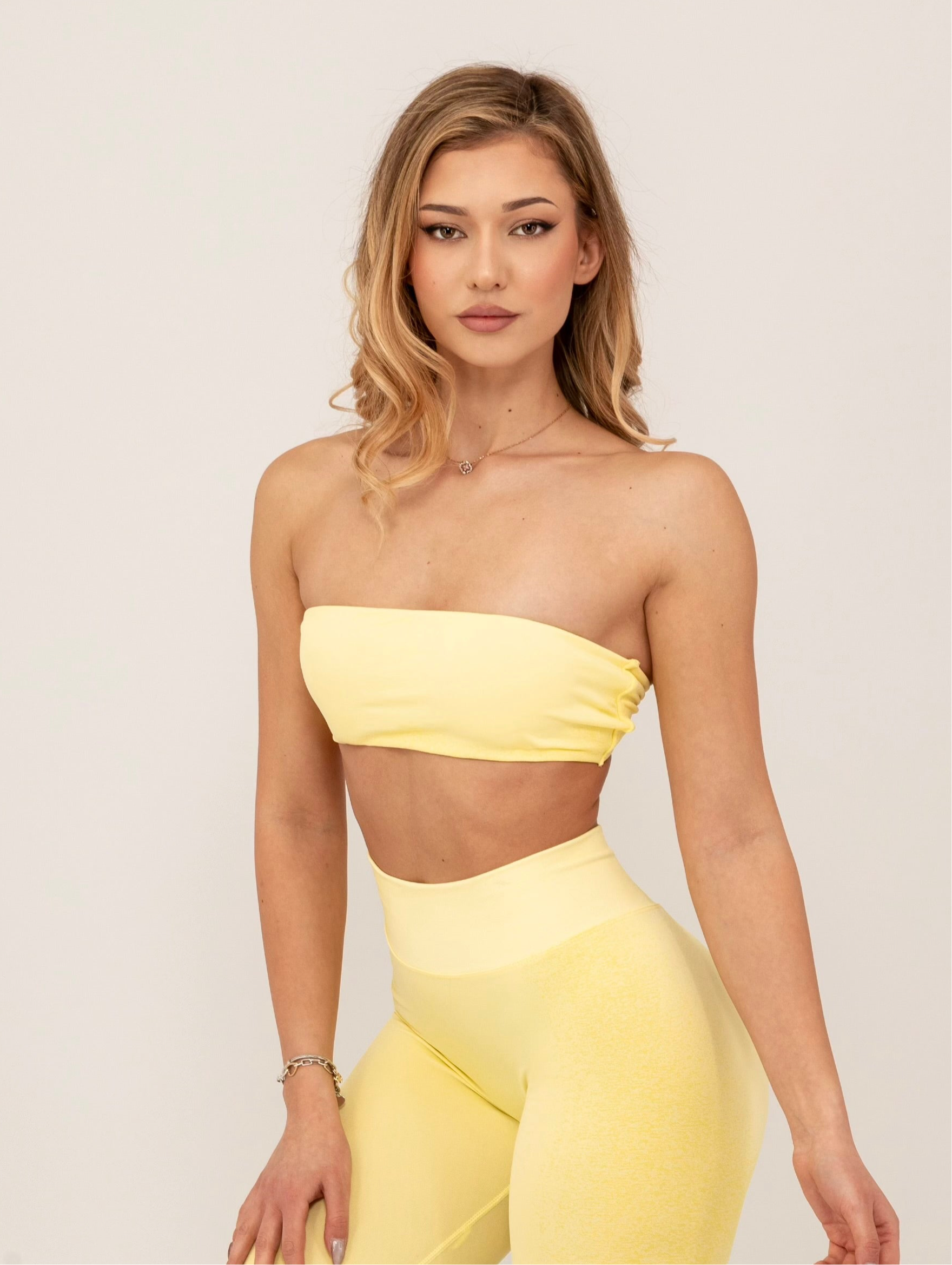 Fit Bunny Delta безшевен спортен екип с омбре ефект в жълт цвят. Бюстие без презрамки и спортен дамски клин.
