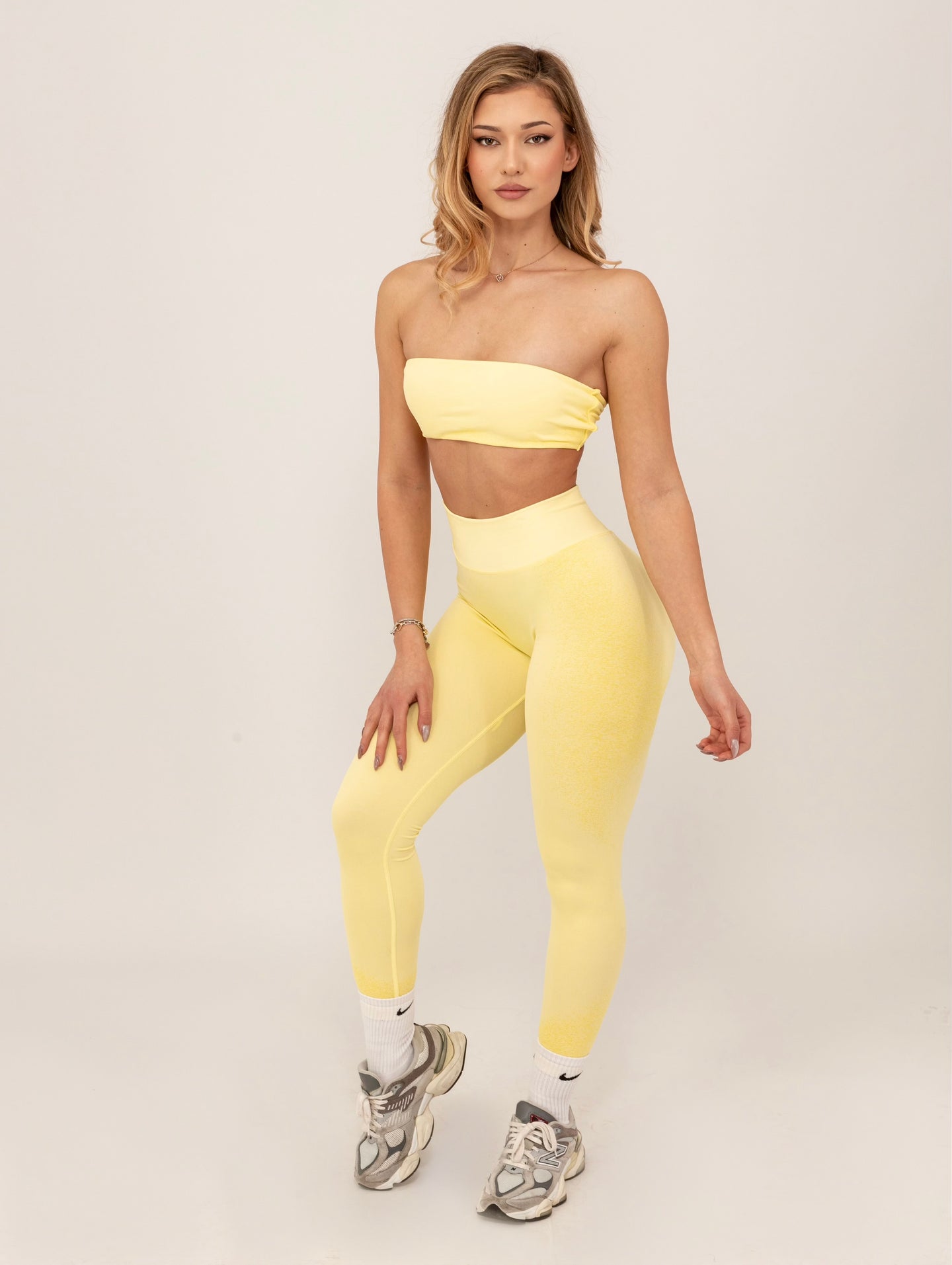 Fit Bunny Delta безшевен спортен екип с омбре ефект в жълт цвят. Бюстие без презрамки и спортен дамски клин.
